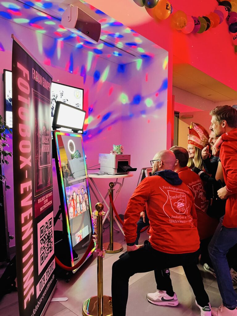 Magic Mirror gemietet für eine Faschingsparty: Gäste mit Kostümen posieren für lustige Fotos.